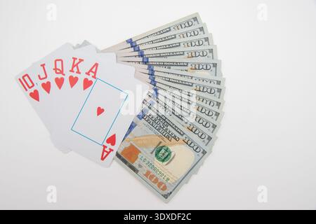 Winning Poker Hand mit Dollar-Banknoten auf weißem Hintergrund, Glücksspiel und Erfolgskonzept Stockfoto