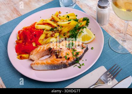 Gegrillter Lachs mit Pfeffer und pommes frites Stockfoto