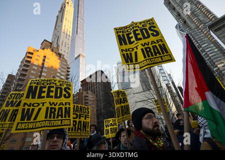 New York, New York, USA. März 2026. Demonstranten versammeln sich im Columbus Circle, um die US-israelischen Angriffe auf den Iran zu verurteilen, die am 28. Februar begannen. Quelle: Joseph Reid/Alamy Live News Stockfoto