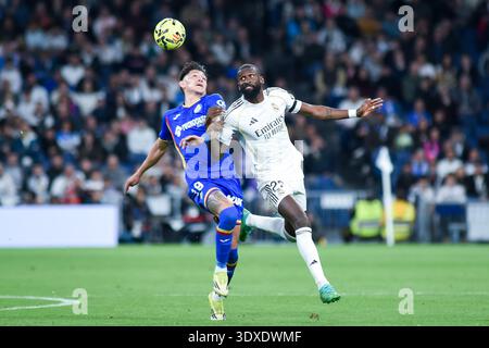 (260303) -- MADRID, 3. März 2026 (Xinhua) -- Antonio Rudiger (R) von Real Madrid streitet mit Luis Vazquez von Getafe während des Fußballspiels La Liga zwischen Real Madrid und Getafe CF am 2. März 2026 in Madrid, Spanien. (Foto: Gustavo Valiente/Xinhua) Stockfoto