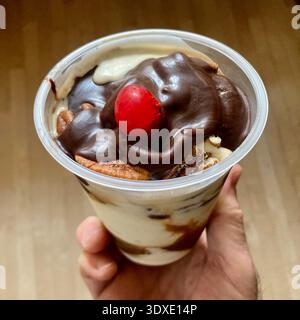 Ein heißer Fudge Eisbecher mit Pekannüssen und Kirsche. Stockfoto