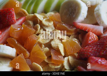Obst- und Getreidemischung mit verschiedenen Belägen Stockfoto