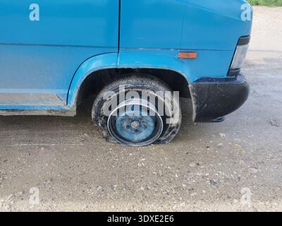 Zerstörter Reifen in einem Peugeot J5 Van Stockfoto