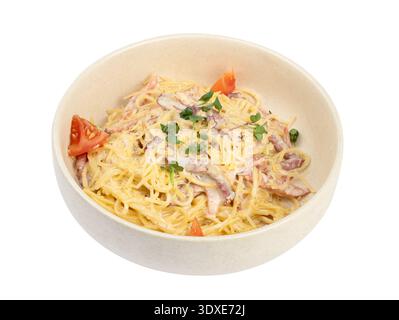 Pasta Carbonara mit Tomaten auf einem Teller. Isoliert auf weißem Hintergrund, Draufsicht. Stockfoto