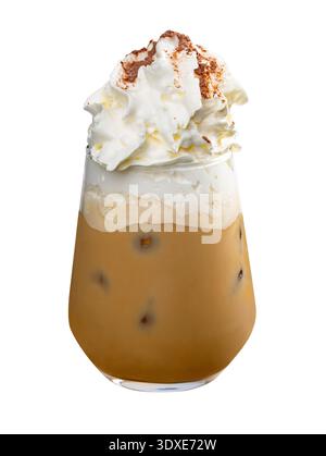 Eiskaffee mit einer flauschigen Schlagsahne in einem Glas. Isoliert auf weißem Hintergrund, Draufsicht. Stockfoto