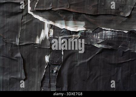 Rohe brutalistische Ästhetik: Verklebte und zerrissene, schlecht bedruckte Dark Paper Collage Stockfoto