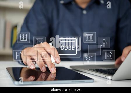 Programmierer Entwickler Handbücher Codierung Tablet Laptop Bildschirm virtuelle Icon api Software Web Design Technologie html css Binärdaten Internet Business Application Stockfoto
