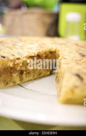 Spanisches Kartoffelomelett in Nahaufnahme auf weißem Teller Stockfoto
