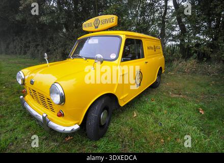 Seitenansicht eines alten gelben AA-Patrouillenservice-Minivans, der auf Gras geparkt ist Stockfoto