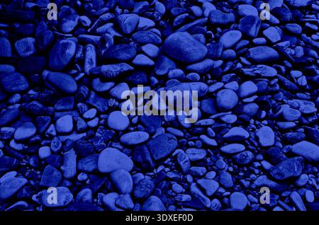Blaue Steine.grauer Felsen, Hamel, Kieselstruktur Muster Kies voller Rahmen Steinhintergrund.abstrakte Textur der polierten Kieselsteine Steinhintergrund, Oberseite VI Stockfoto