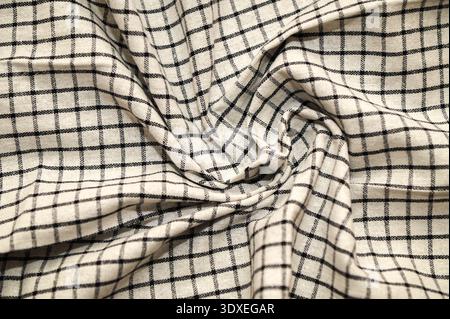 Schwarz-weißer Hintergrund auf Stoff. Gestreifter Stoff des Blazers, schwarz-weiß gestreift. Abstraktes geometrisches Muster. Stockfoto