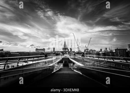 Schwarz-weiß-Blick auf die Millennium Bridge, die zur St Paul’s Cathedral in London führt Stockfoto