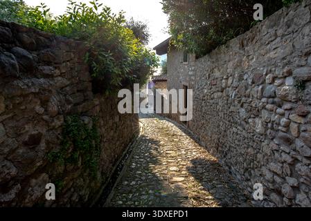 Blick auf eine mittelalterliche Gasse mit Steinbauten und alten Häusern in einem mittelalterlichen Dorf am Gardasee Verona Veneto Italien Stockfoto