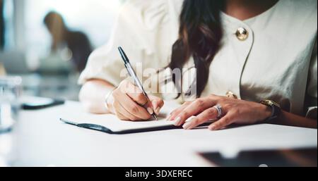 Frau, Hände und Schreiben mit Buch für Geschäftsplanung, Terminplan oder Erinnerung am Schreibtisch. Nahaufnahme, weibliche Person oder Journalistin mit Notizbuch oder Stockfoto
