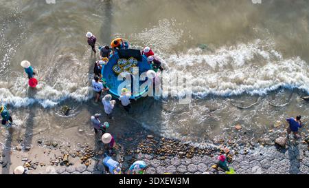 Geschäftiger Fischmarkt am Morgen in Phuoc, dem Fischhafen, Binh Thuan, Vietnam Stockfoto