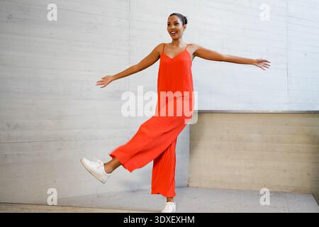 Selbstbewusste Frau in Freizeitkleidung. Frau in hellem Sommeroutfit, die selbstbewusst steht Stockfoto