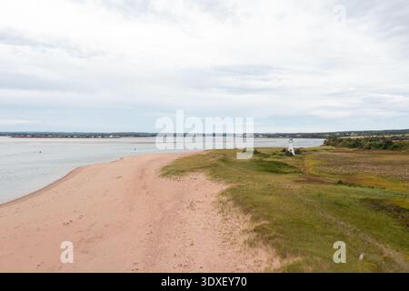 Drohnenfoto des wunderschönen Strandes in Summerside, Prince Edward Island in Kanada, zeigt die Strandfront und abgeschiedene goldene Sandstrände mit Stockfoto