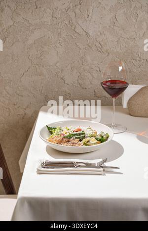 Caesar Salat mit gegrilltem Huhn und Wein Stockfoto
