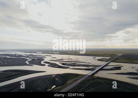 Aus der Vogelperspektive einer Brücke, die durch das Gletscherdelta führt, Mýrdalshreppur, Island. Stockfoto