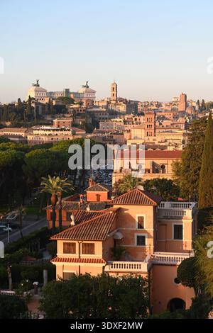 Rom, Italien - 31. Oktober 2024: Blick auf die Stadt Rom von Terrazza Belvedere Aventino. Stockfoto