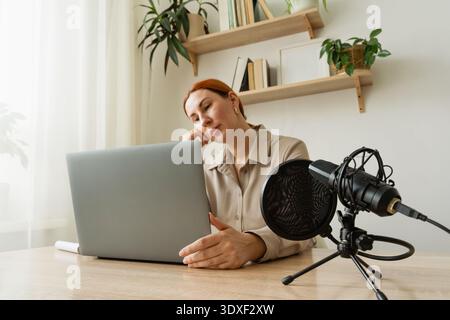 Frau nimmt Podcast im Heimstudio auf. Ein populärer Psychologe Blogger in sozialen Medien hält ein Video-Meeting auf seinem Kanal ab Stockfoto