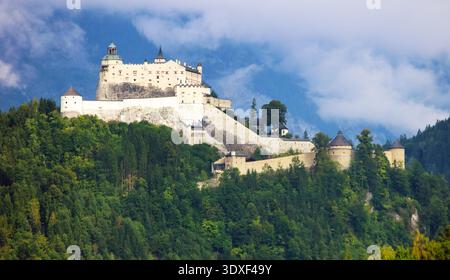 Historisches Schloss Hohenwerfen Mit Blick Auf Die Berge Stockfoto