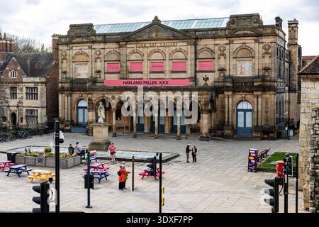 Das Äußere der York Art Gallery mit einem prominenten Banner, das Harland Millers Ausstellung ankündigt Stockfoto