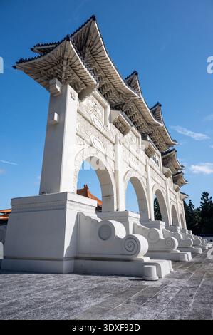 Flacher Seitenblick auf das Eingangstor aus weißem Marmor zum Chiang Kai-Shek Memorial Complex in Taipei, Taiwan Stockfoto
