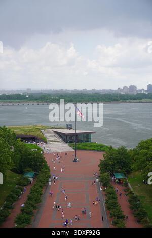 Blick vom Sockel der Freiheitsstatue mit Blick auf die Liberty Island plaza mit der amerikanischen Flagge und die Upper New York Bay in New York City Stockfoto