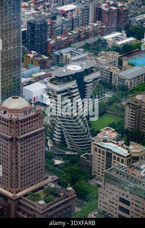 Hochwinkelansicht eines abgestuften runden Wolkenkratzers mit Hubschrauberplattform in Taipeh, Taiwan Stockfoto