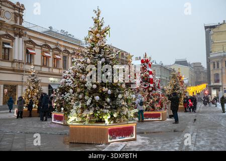 MOSKAU, RUSSLAND - 06. JANUAR 2024: Weihnachtsbäume unter dem Januar-Schneefall dekoriert. Moskau Stockfoto