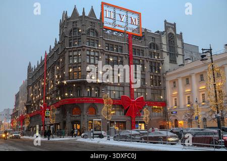 MOSKAU, RUSSLAND - 06. JANUAR 2024: Das Gebäude des Central Department Store (TSUM) unter dem Schneefall im Januar. Moskau Stockfoto