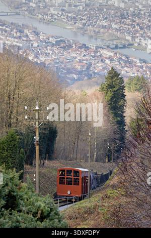 Historische Standseilbahn, Bergbahn, in Heidelberg bei leichtem Nebel, Winter, deutschland Stockfoto