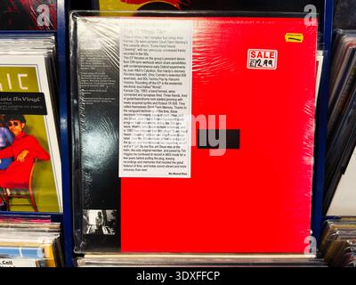 Manchester, UK - 22. Februar 2026: Versiegeltes rotes Vinyl-Album von Short Term Memory, Plus or Minus Two, 1983 Minimal Wave-Aufnahme im Display. Stockfoto