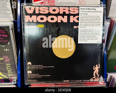 Manchester, Großbritannien - 22. Februar 2026: Nahaufnahme einer Retro-Vinyl-Plattenhülle für Visors und Moon King Synthie-Pop-Single. Stockfoto