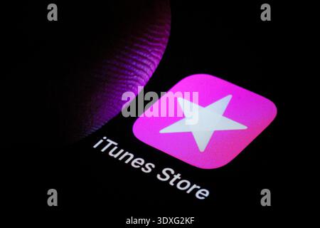 Symbolfoto. Die App von Apple iTunes Store wird auf einem Smartphone angezeigt. Berlin, 03.03.2026. Berlin Deutschland *** Symbolfoto das Apple iTun Stockfoto