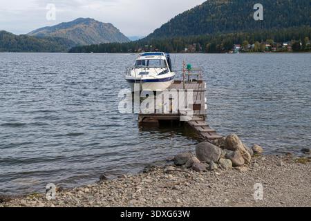Das Motorboot am Pier am Teletskoye-See an einem Septembernachmittag. Altai, Russland Stockfoto