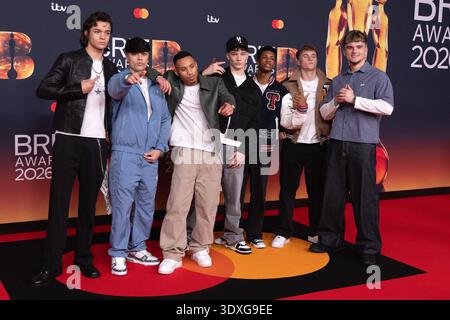 London, Großbritannien. 28. Februar 2026. (L-R) Cruz Lee-Ojo, Danny Bretherton, Hendrik Christoffersen, John Fadare, Josh Olliver, Nicolas Alves, Sean Hayden vom 10. Dezember, Teilnahme an den BRIT Awards, Red Carpet Arrivals, Manchester, UK - 28. Februar 2026 London, England, Vereinigtes Königreich. Quelle: S.A.M./Alamy Live News Stockfoto