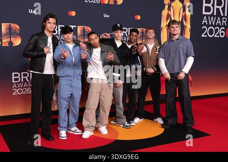 London, Großbritannien. 28. Februar 2026. (L-R) Cruz Lee-Ojo, Danny Bretherton, Hendrik Christoffersen, John Fadare, Josh Olliver, Nicolas Alves, Sean Hayden vom 10. Dezember, Teilnahme an den BRIT Awards, Red Carpet Arrivals, Manchester, UK - 28. Februar 2026 London, England, Vereinigtes Königreich. Quelle: S.A.M./Alamy Live News Stockfoto