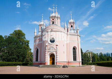 Die alte Chesme-Kirche (Geburtskirche Johannes des Täufers, 1777-1780) an einem sonnigen Sommertag. Sankt Petersburg, Russland Stockfoto