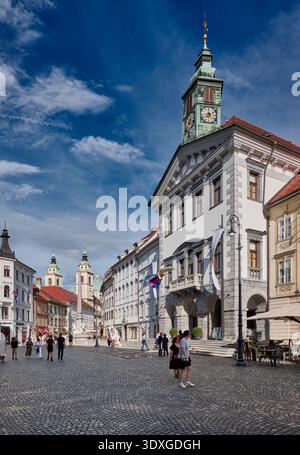 Rathaus von Ljubljana am Marktplatz mit Robba-Brunnen und Nikolaus-Kathedrale, Ljubljana, Slowenien, Europa Stockfoto