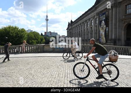 Berlin, Deutschland - 3. August 2024: Ein Radfahrer auf der Straße von Berlin Stockfoto