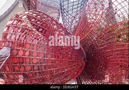Bangkok, Thailand - 26. März 2026 - diese Nahaufnahme zeigt die rhythmische Komplexität einer großformatigen Installation, in der ein dichtes Gitter aus gewebtem Metall s besteht Stockfoto