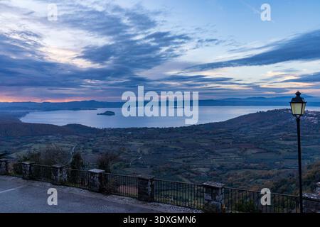 Ein atemberaubender Blick über den Bolsena-See in der Dämmerung mit den Bisentina- und Martana-Inseln im ruhigen Wasser. Aus einem erhöhten Scen erfasst Stockfoto