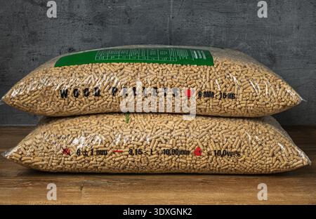 Exportady Verpackung Von Zylindrischen Holzpellets Auf Holztisch Mit Industrieller Lagerumgebung Stockfoto