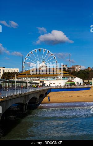 Bournemouth Pier, Bournemouth Beach und Big Wheel in Bournemouth, Dorset, Großbritannien im Februar Stockfoto