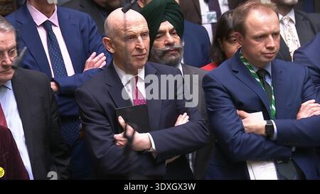 John Healey hört zu, wie die Finanzkanzlerin Rachel Reeves ihre Frühlingserklärung vor Parlamentsabgeordneten im House of Commons in London übergibt. Bilddatum: Dienstag, 3. März 2026. Stockfoto