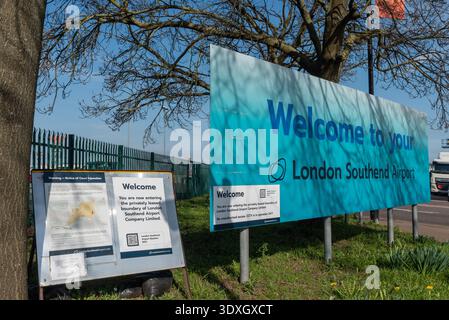 Einfahrtsschild zum Flughafen London Southend, Southend on Sea, Essex, Großbritannien. Begrüßungsschild mit Warnung vor dem Betreten der privat gemieteten Grenze Stockfoto
