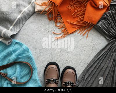 Herbst Winter Fashion Flat Lay mit warmer Kleidung und Accessoires Stockfoto