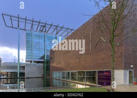 Vor dem Nieuwe Instituut Museum und Kulturzentrum in Rotterdam. Konzentriert sich auf Architektur, Design und digitale Kultur. Das Gebäude stammt vom Architekten Jo Coenen Stockfoto